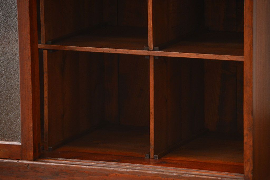 アンティーク家具　アンティーク　ダイヤガラス引き戸付き古い木製のマス目収納棚