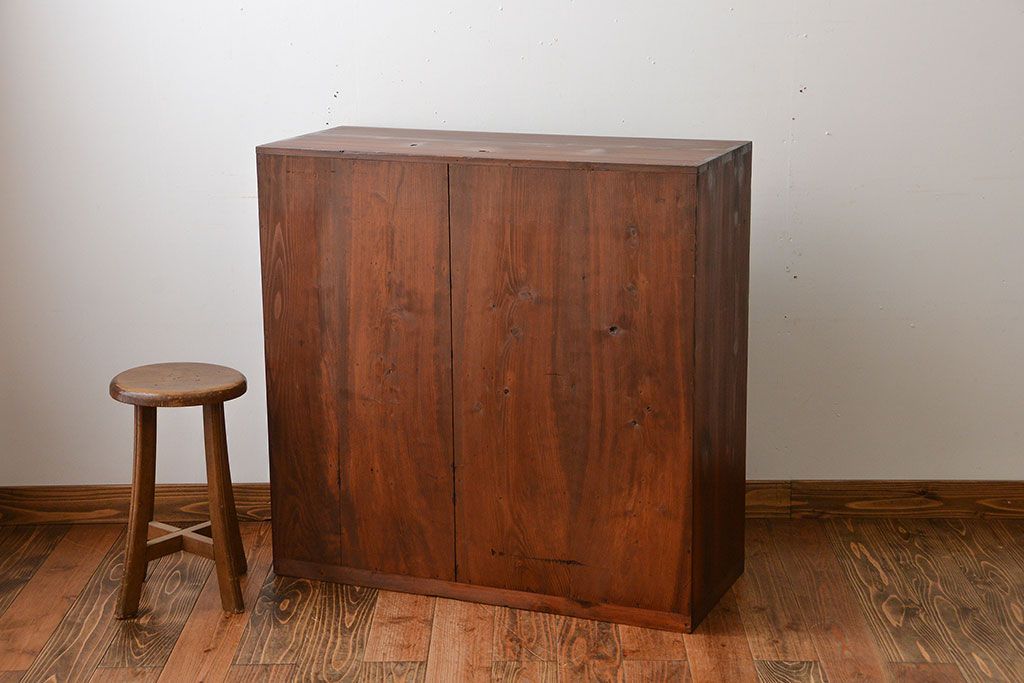 アンティーク家具　アンティーク　ダイヤガラス引き戸付き古い木製のマス目収納棚