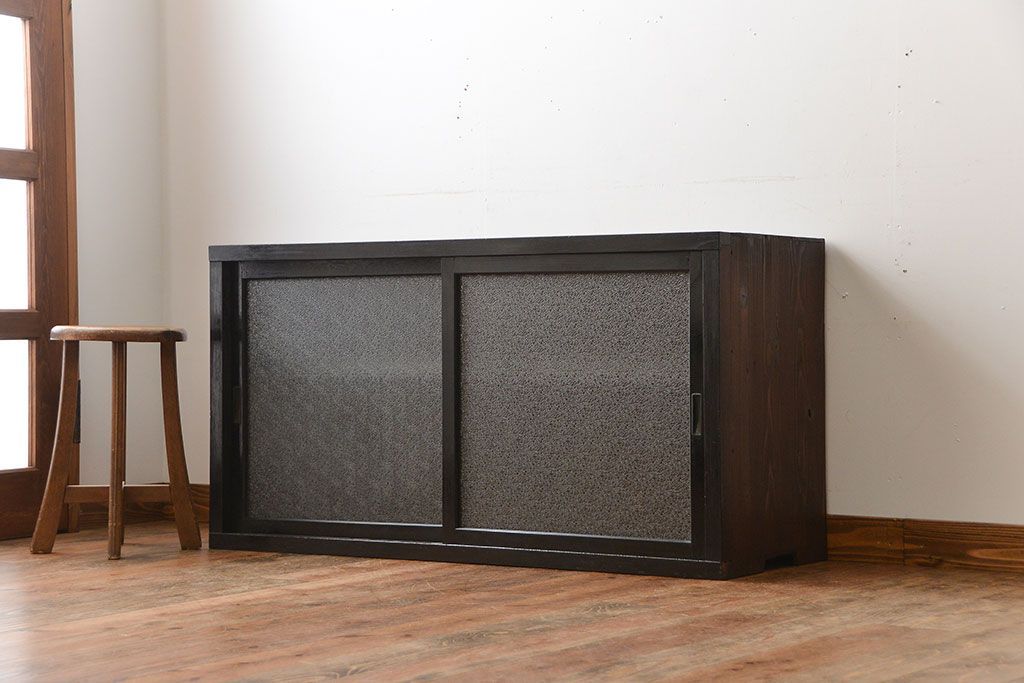 アンティーク家具　アンティーク　ダイヤガラス引き戸付き古い木製の横型収納棚