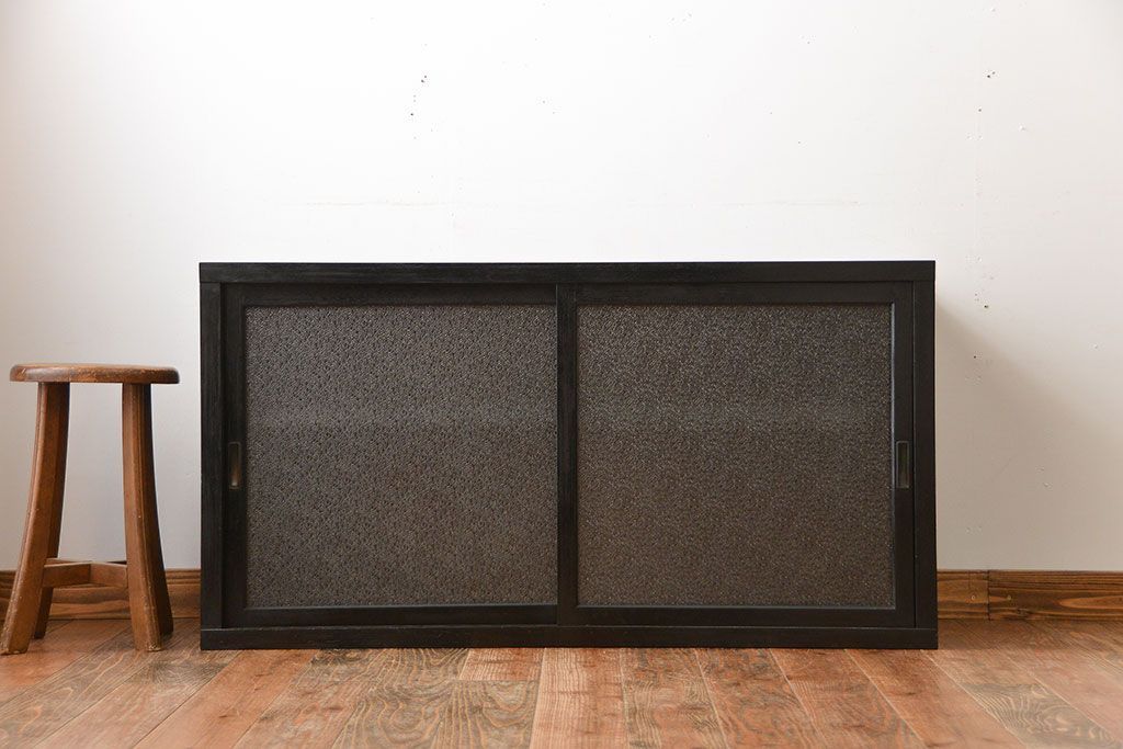 アンティーク家具　アンティーク　ダイヤガラス引き戸付き古い木製の横型収納棚