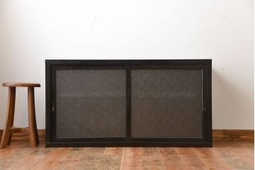 アンティーク家具　アンティーク　ダイヤガラス引き戸付き古い木製の横型収納棚