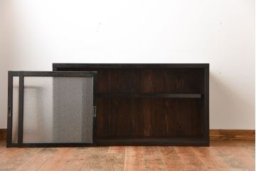 アンティーク家具　アンティーク　ダイヤガラス引き戸付き古い木製の横型収納棚