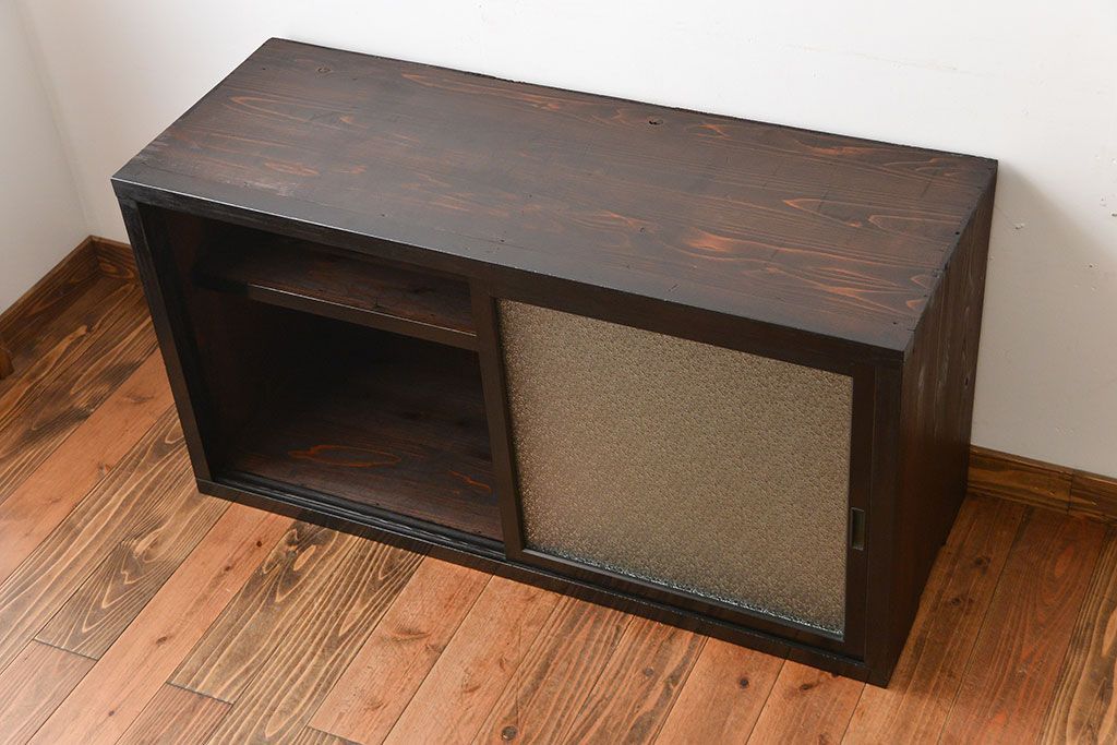 アンティーク家具　アンティーク　ダイヤガラス引き戸付き古い木製の横型収納棚