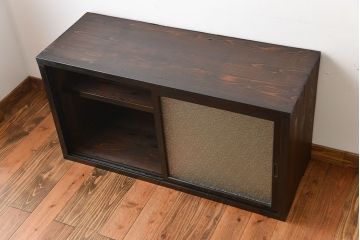 アンティーク家具　アンティーク　ダイヤガラス引き戸付き古い木製の横型収納棚