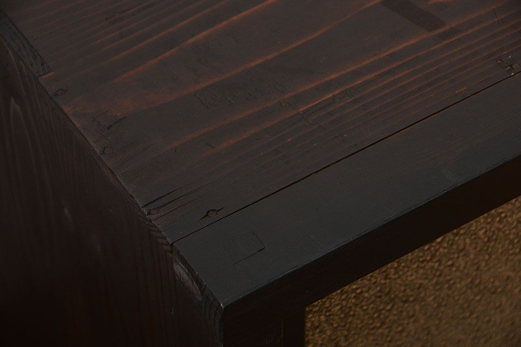 アンティーク家具　アンティーク　ダイヤガラス引き戸付き古い木製の横型収納棚