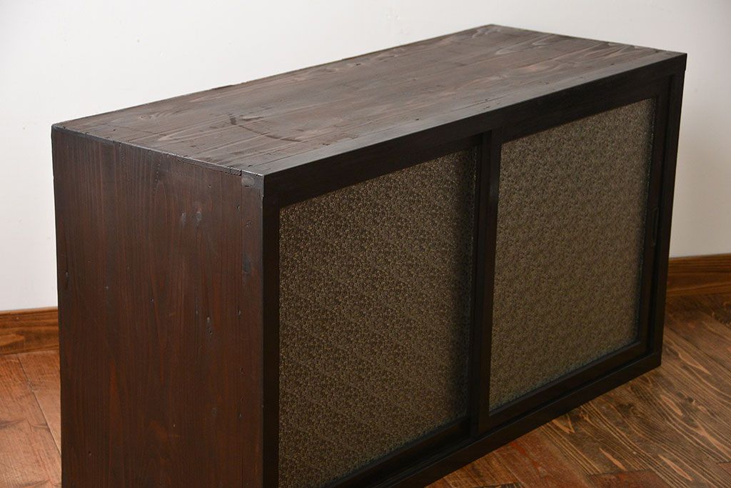 アンティーク家具　アンティーク　ダイヤガラス引き戸付き古い木製の横型収納棚