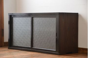 アンティーク家具　アンティーク　ダイヤガラス引き戸付き古い木製の横型収納棚