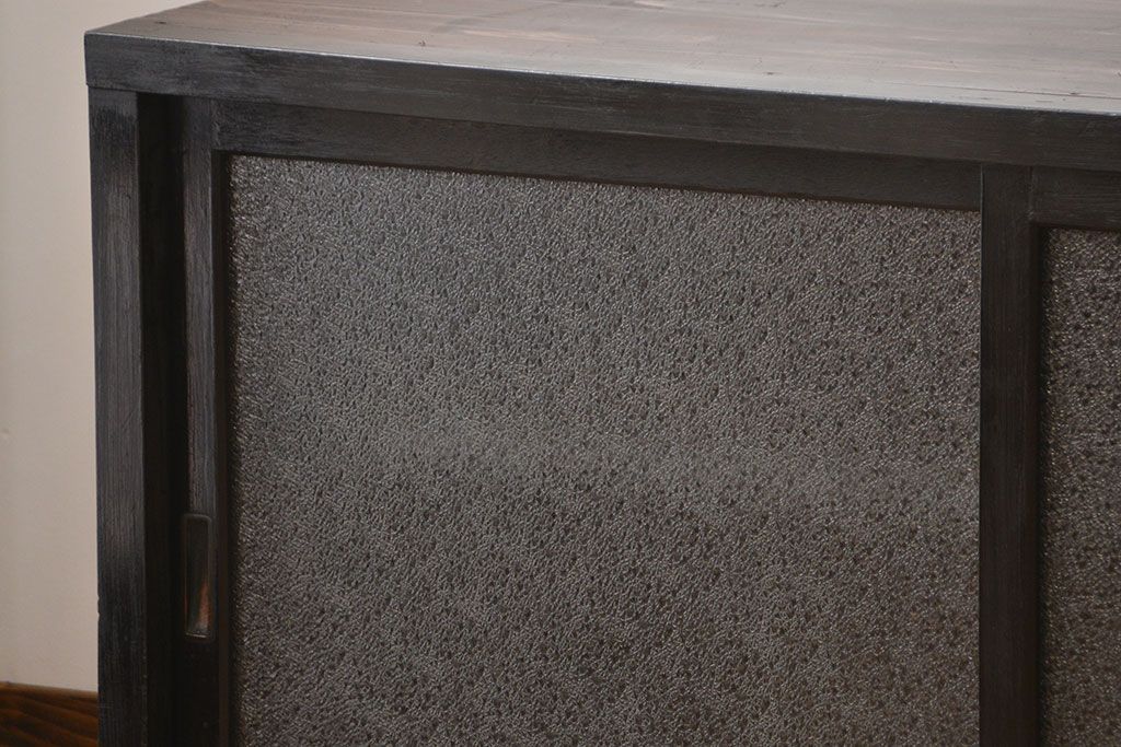 アンティーク家具　アンティーク　ダイヤガラス引き戸付き古い木製の横型収納棚