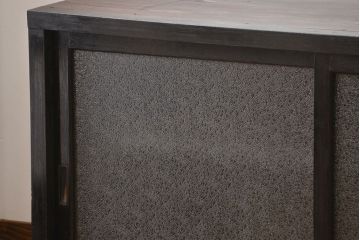 アンティーク家具　アンティーク　ダイヤガラス引き戸付き古い木製の横型収納棚