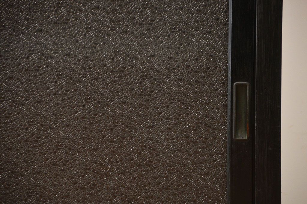 アンティーク家具　アンティーク　ダイヤガラス引き戸付き古い木製の横型収納棚