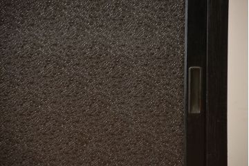 アンティーク家具　アンティーク　ダイヤガラス引き戸付き古い木製の横型収納棚