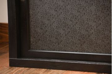 アンティーク家具　アンティーク　ダイヤガラス引き戸付き古い木製の横型収納棚