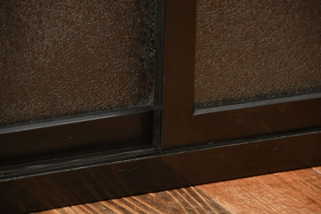 アンティーク家具　アンティーク　ダイヤガラス引き戸付き古い木製の横型収納棚