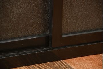 アンティーク家具　アンティーク　ダイヤガラス引き戸付き古い木製の横型収納棚