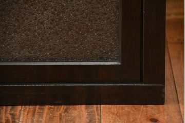 アンティーク家具　アンティーク　ダイヤガラス引き戸付き古い木製の横型収納棚