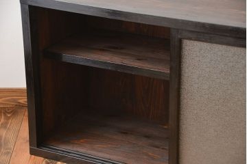 アンティーク家具　アンティーク　ダイヤガラス引き戸付き古い木製の横型収納棚