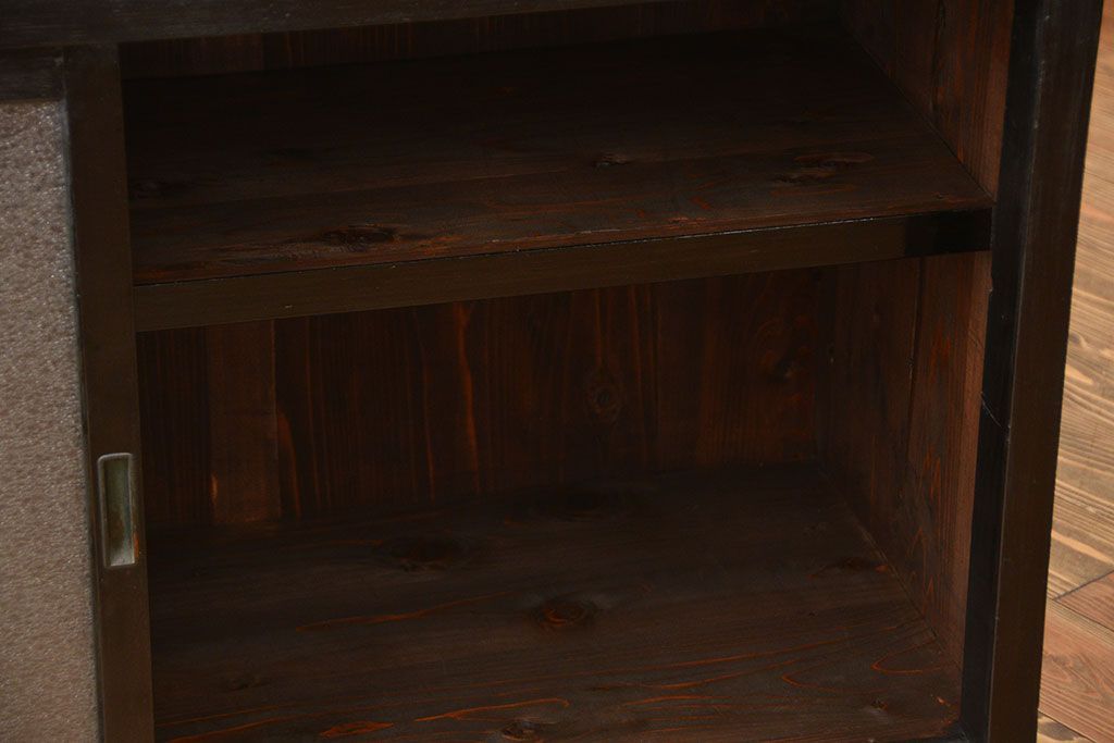 アンティーク家具　アンティーク　ダイヤガラス引き戸付き古い木製の横型収納棚