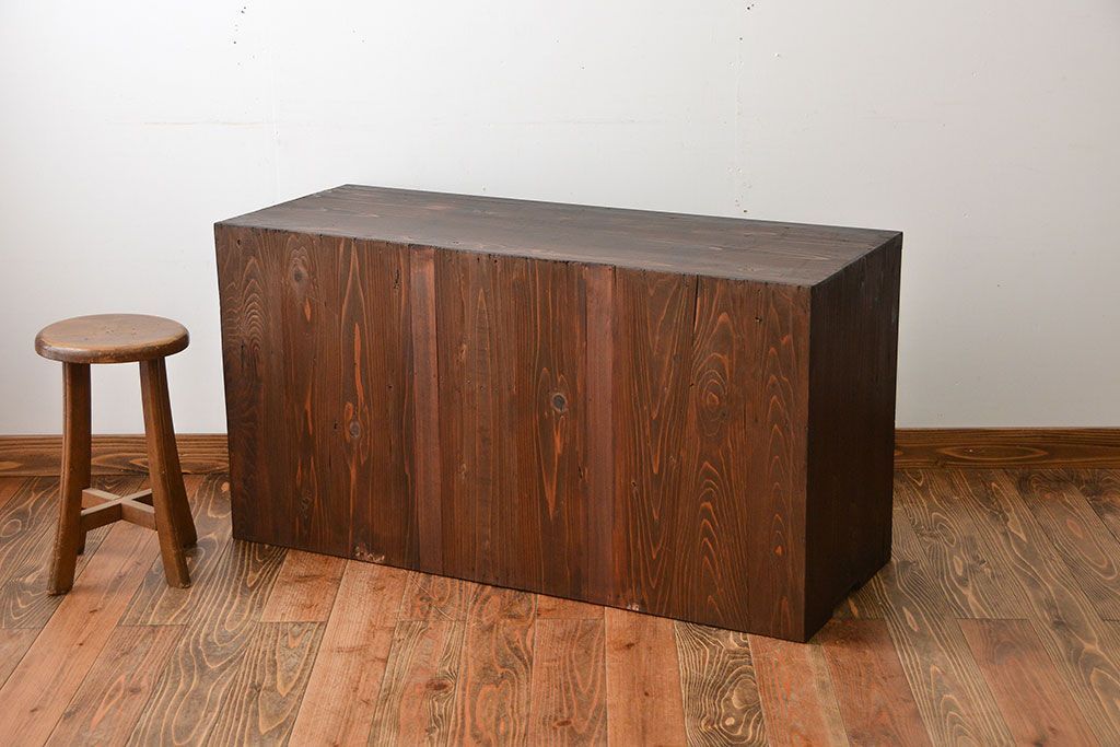 アンティーク家具　アンティーク　ダイヤガラス引き戸付き古い木製の横型収納棚