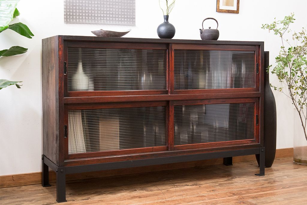 アンティーク家具　和製アンティーク　モールガラス引き戸付き鉄脚サイドボード