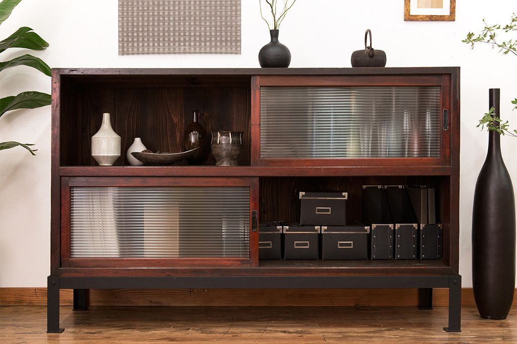 アンティーク家具　和製アンティーク　モールガラス引き戸付き鉄脚サイドボード