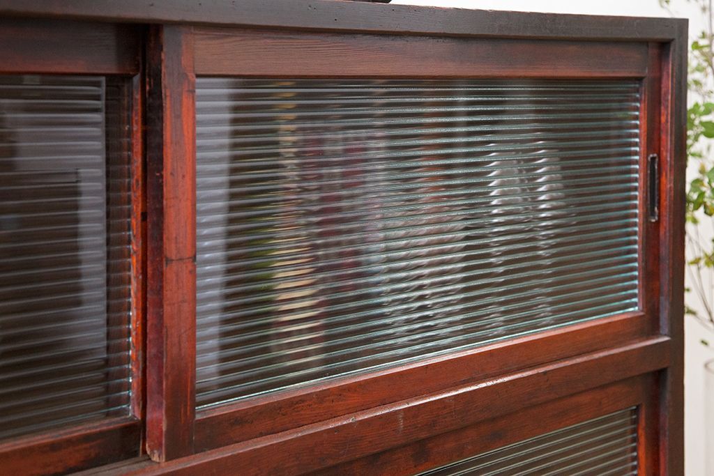 アンティーク家具　和製アンティーク　モールガラス引き戸付き鉄脚サイドボード