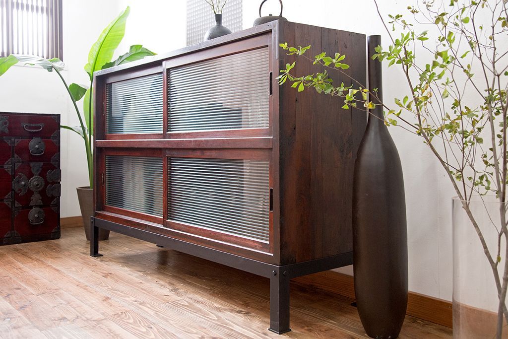 アンティーク家具　和製アンティーク　モールガラス引き戸付き鉄脚サイドボード