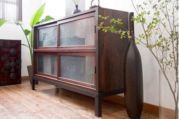 アンティーク家具　和製アンティーク　モールガラス引き戸付き鉄脚サイドボード