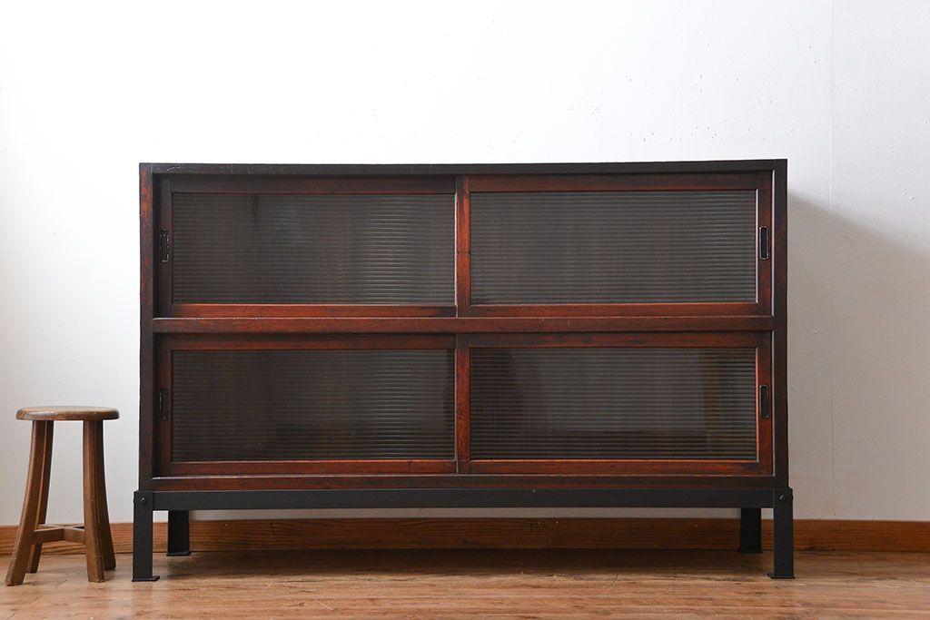 アンティーク家具　和製アンティーク　モールガラス引き戸付き鉄脚サイドボード