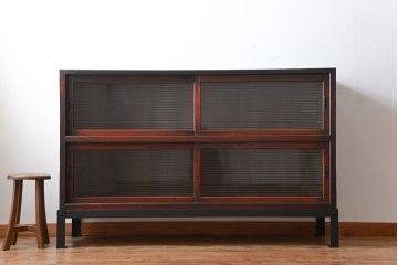 アンティーク家具　和製アンティーク　モールガラス引き戸付き鉄脚サイドボード