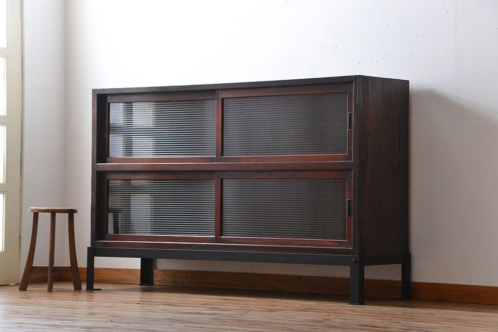 アンティーク家具　和製アンティーク　モールガラス引き戸付き鉄脚サイドボード