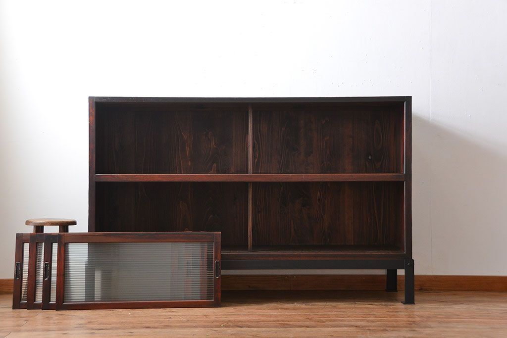 アンティーク家具　和製アンティーク　モールガラス引き戸付き鉄脚サイドボード