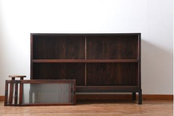 アンティーク家具　和製アンティーク　モールガラス引き戸付き鉄脚サイドボード