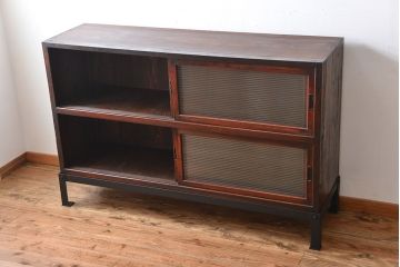 アンティーク家具　和製アンティーク　モールガラス引き戸付き鉄脚サイドボード