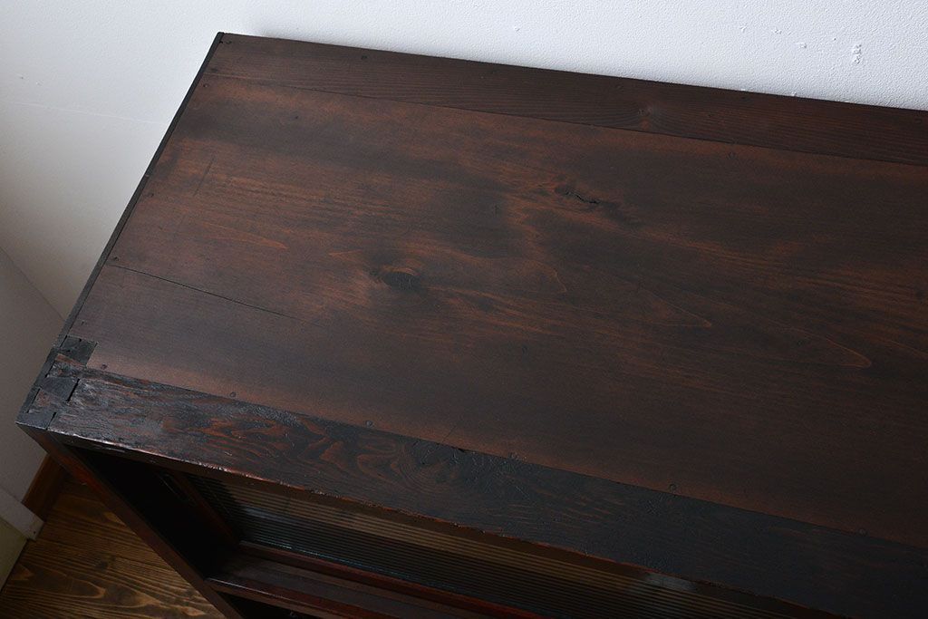 アンティーク家具　和製アンティーク　モールガラス引き戸付き鉄脚サイドボード