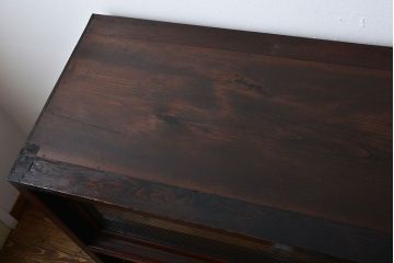 アンティーク家具　和製アンティーク　モールガラス引き戸付き鉄脚サイドボード