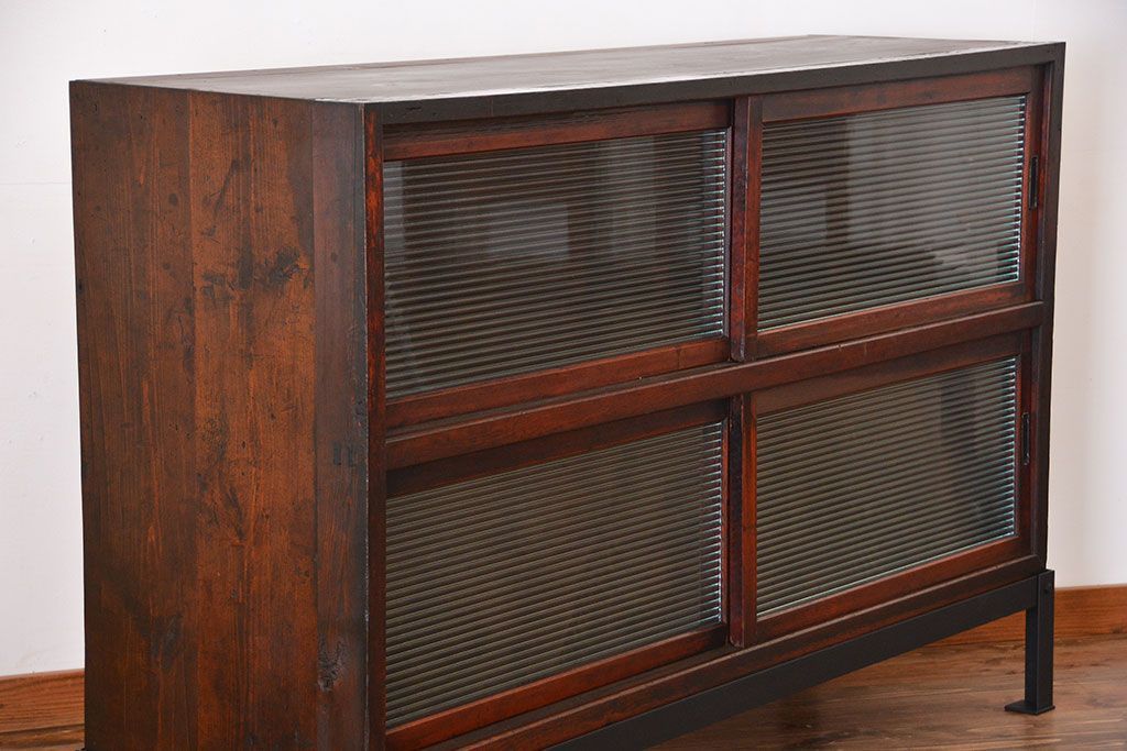 アンティーク家具　和製アンティーク　モールガラス引き戸付き鉄脚サイドボード