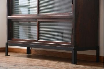 アンティーク家具　和製アンティーク　モールガラス引き戸付き鉄脚サイドボード