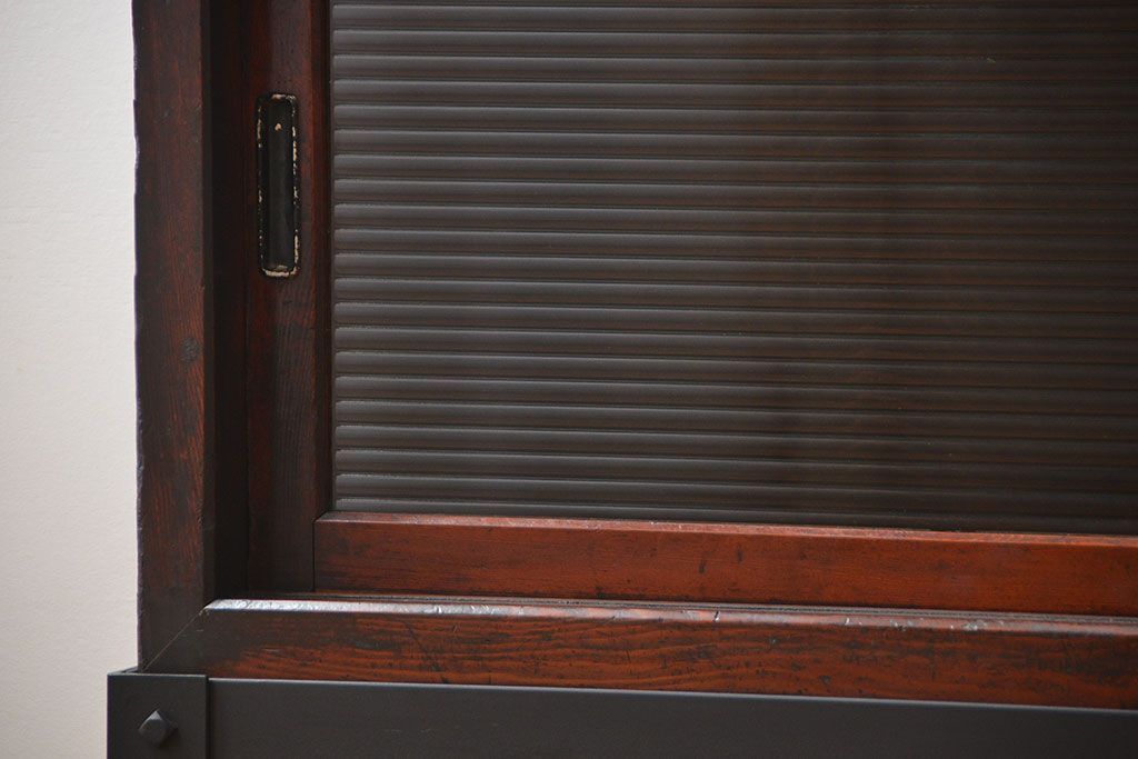 アンティーク家具　和製アンティーク　モールガラス引き戸付き鉄脚サイドボード