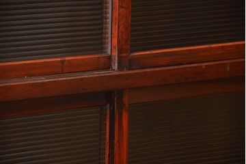 アンティーク家具　和製アンティーク　モールガラス引き戸付き鉄脚サイドボード