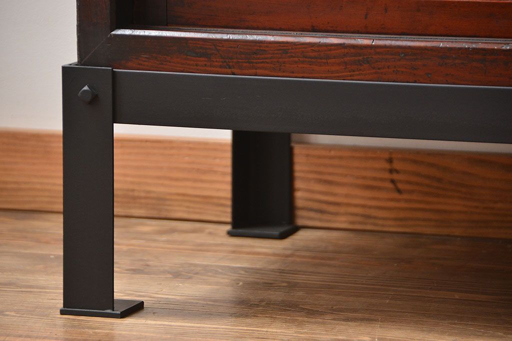 アンティーク家具　和製アンティーク　モールガラス引き戸付き鉄脚サイドボード