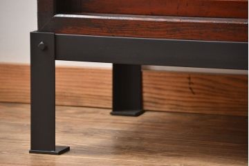 アンティーク家具　和製アンティーク　モールガラス引き戸付き鉄脚サイドボード