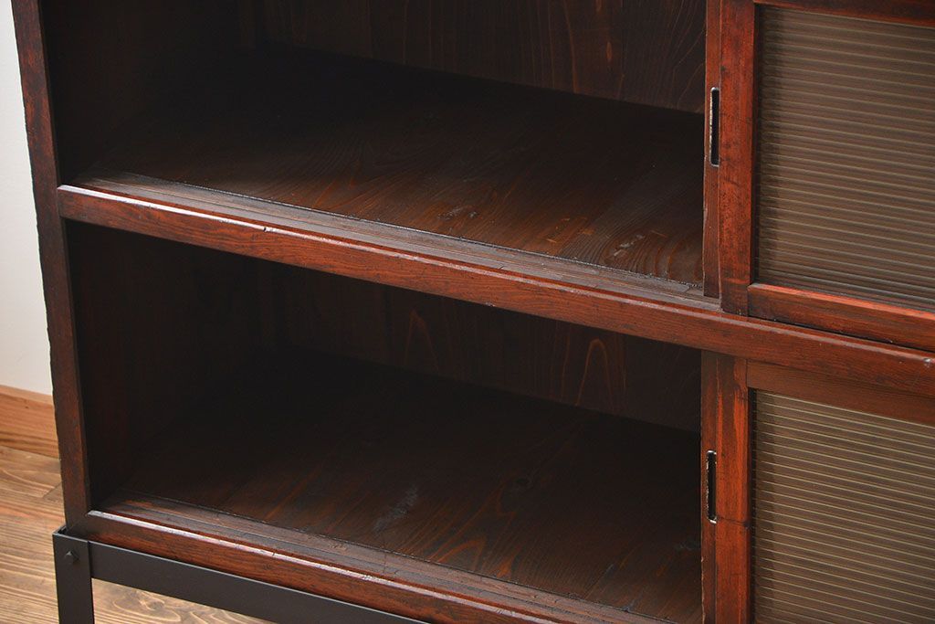 アンティーク家具　和製アンティーク　モールガラス引き戸付き鉄脚サイドボード