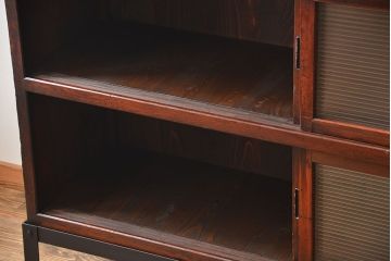 アンティーク家具　和製アンティーク　モールガラス引き戸付き鉄脚サイドボード