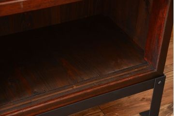 アンティーク家具　和製アンティーク　モールガラス引き戸付き鉄脚サイドボード