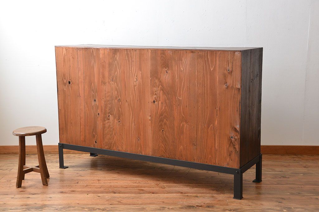 アンティーク家具　和製アンティーク　モールガラス引き戸付き鉄脚サイドボード