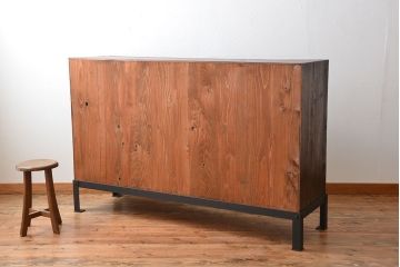 アンティーク家具　和製アンティーク　モールガラス引き戸付き鉄脚サイドボード