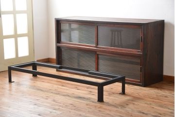 アンティーク家具　和製アンティーク　モールガラス引き戸付き鉄脚サイドボード