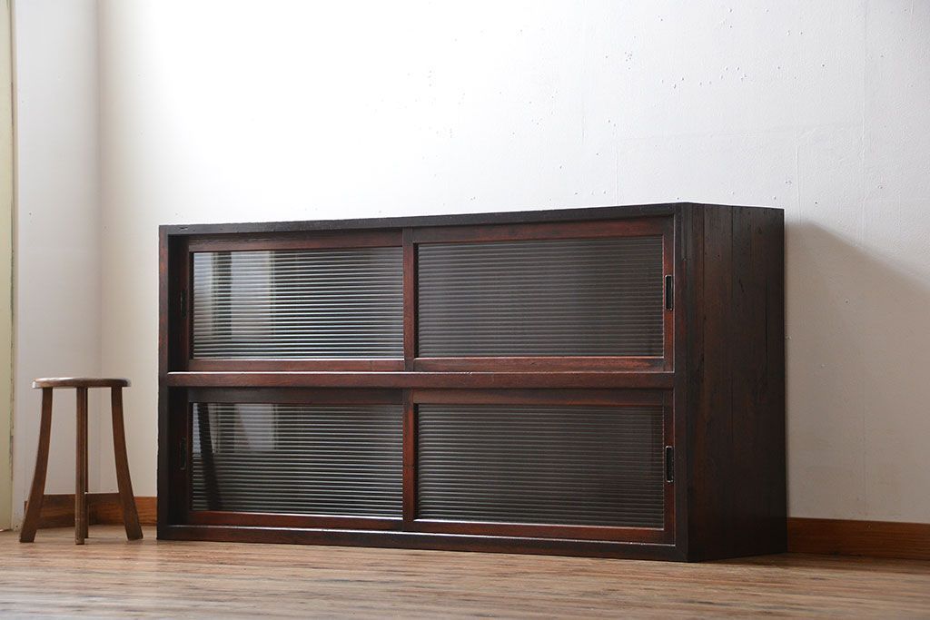 アンティーク家具　和製アンティーク　モールガラス引き戸付き鉄脚サイドボード