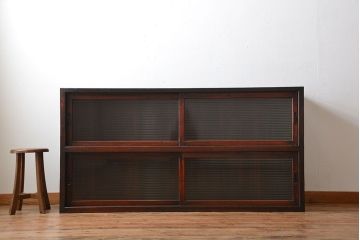 アンティーク家具　和製アンティーク　モールガラス引き戸付き鉄脚サイドボード