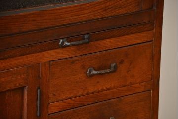 レトロ家具　昭和レトロ　古いナラ材の上質な脚付き食器棚